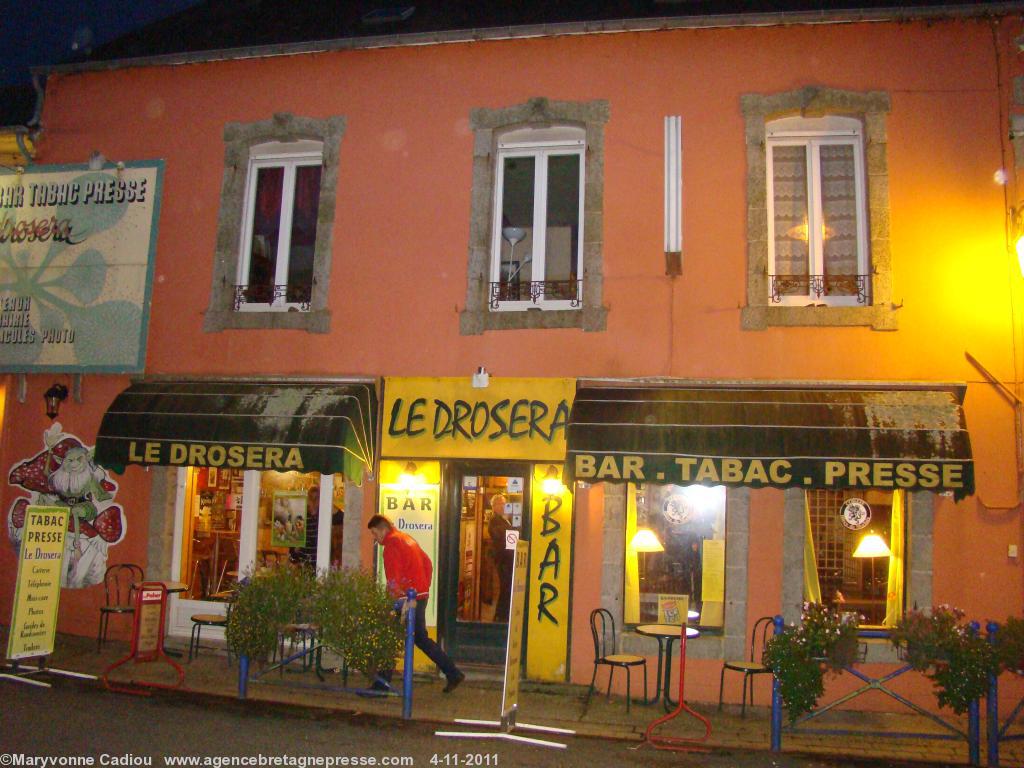 Le bar <i>Le Drosera</i> rue Saint-Michel à Brasparts.