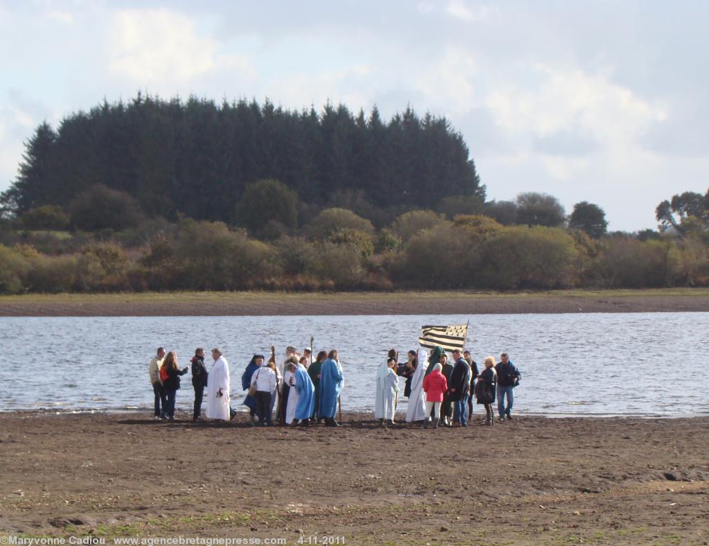 Fin de cérémonie de Samain de la Gorsedd de Bretagne au bord du Yeun Elez ou 