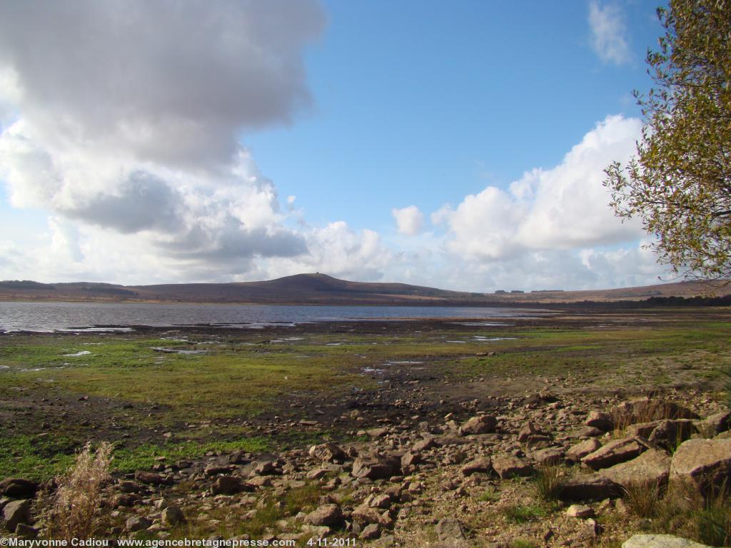 Le Yeun Elezen niveau bas. Au fond le Mont Saint-Michel de Brasparts et sa chapelle.