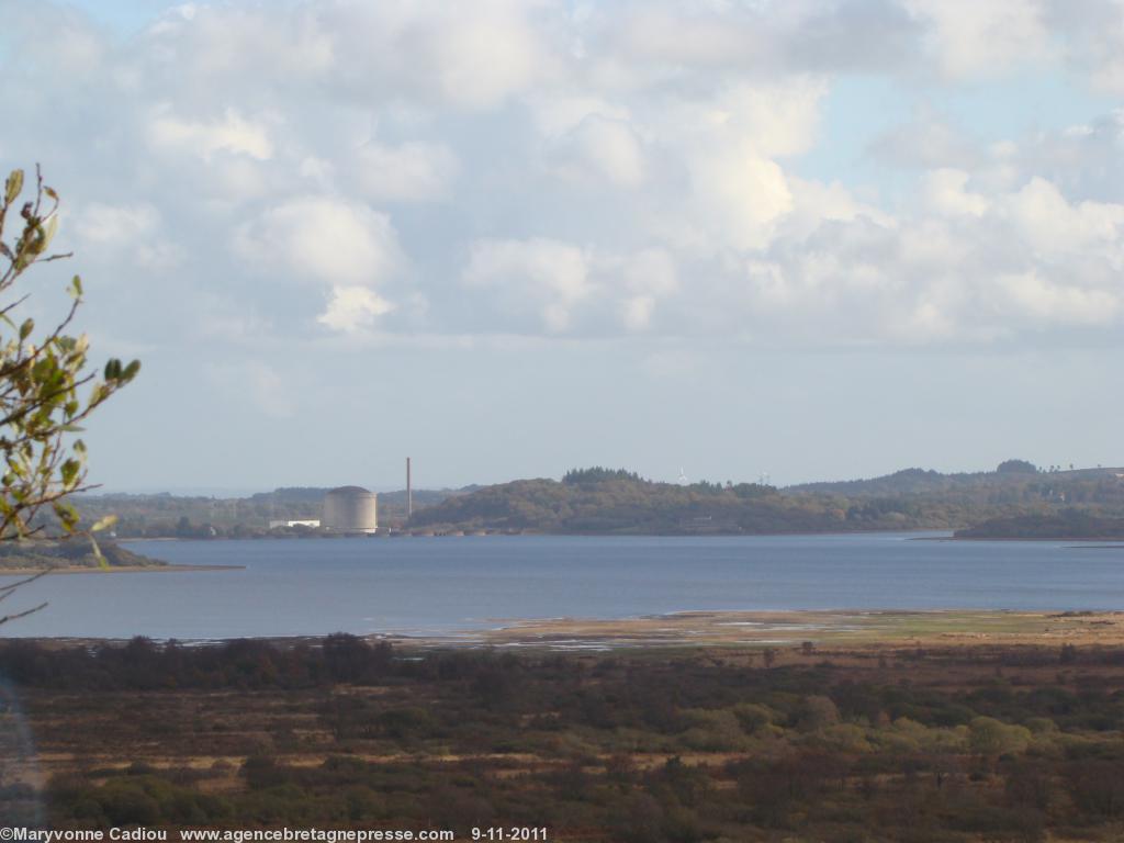 Le réacteur de la Centrale de Brennilis et le Yeun Elez vus de la route de Brasparts à Morlaix le 1er novembre 2011.