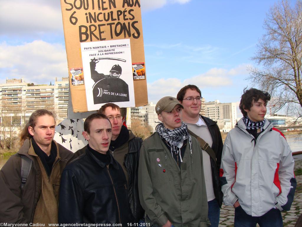 Les 6 inculpés le 12 février 2009 à Nantes avant le procès.