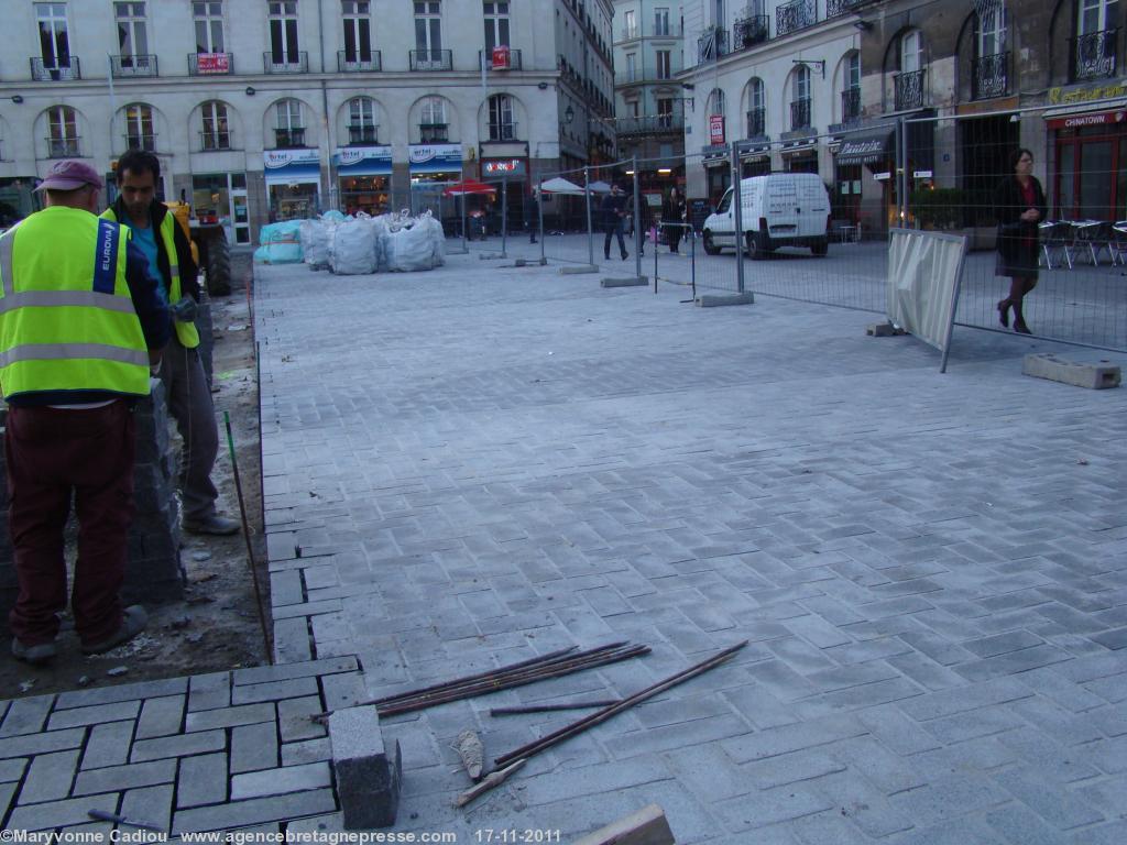 </b>Cliquer sur les photos</b>. Place du Bouffay. Pavage du fond de la place le 15 novembre 2011 à 17 h 15.