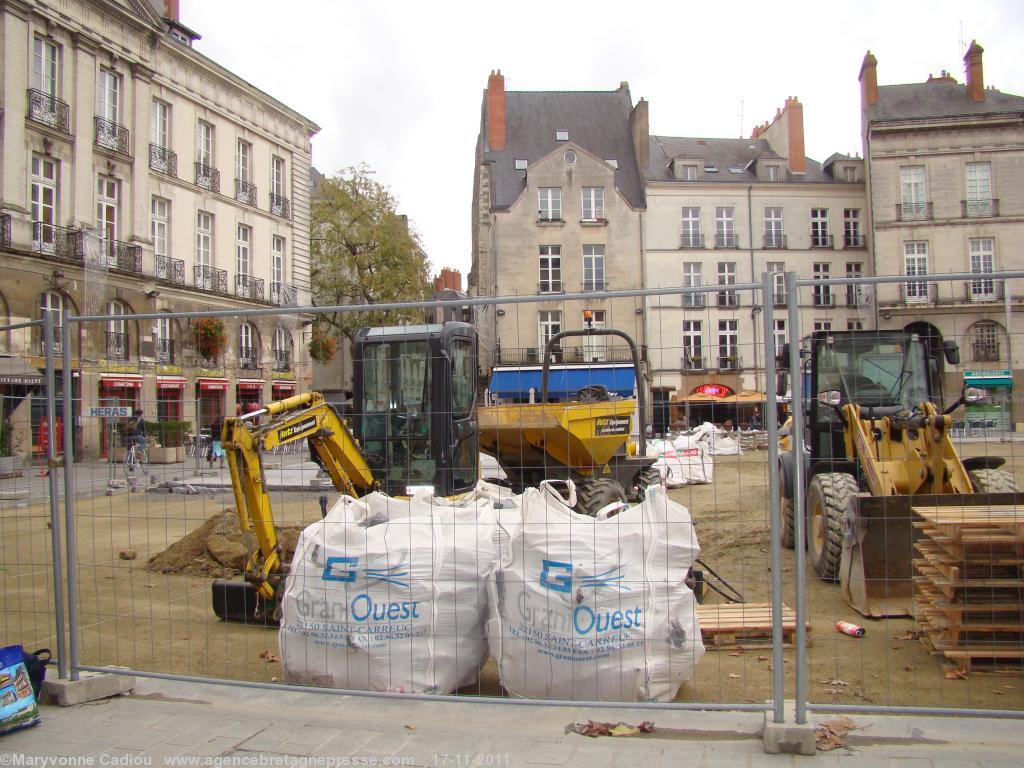 Les pavés sont du granit de Bretagne (Côtes-d’Armor). Pavage en cours 5 novembre.