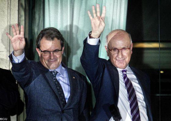 Artur Mas (à gauche) leader de la CiU catalane saluant ses supporters.