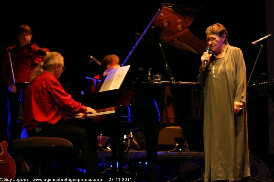 Andrea Ar Gouilh et les musiciens : Patrick Audouin piano. Xavier Lecomte au violon.