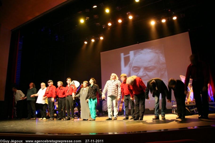 Ils sont bien tous là les 14 acteurs chanteurs et musiciens. Nommons les techniciens qui manquent : Éric Péron son. Didier Porchet et Stéphane Leucart création et exécution lumières. Egareg Kervella vidéos.