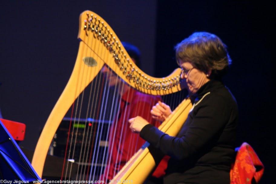 Anne Auffret à la harpe.