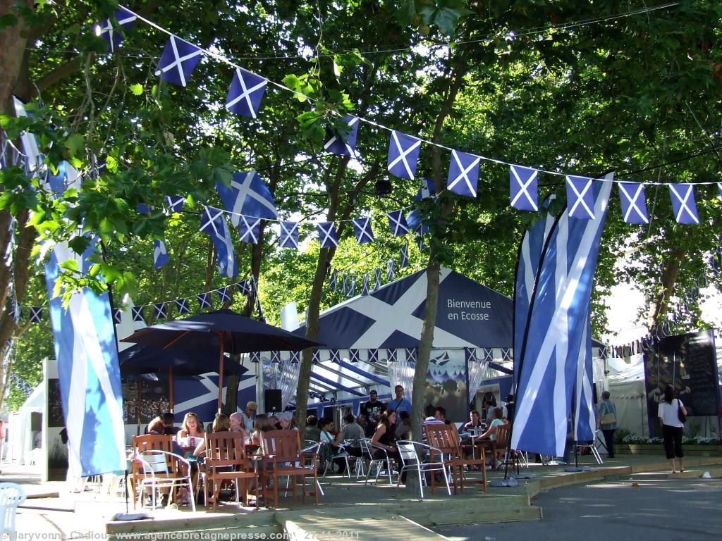 Le Festival Interceltique de Lorient pavoisait en 2007 aux couleurs de l'Écosse le pays invité dont le drapeau national est la croix de Saint Andrew.