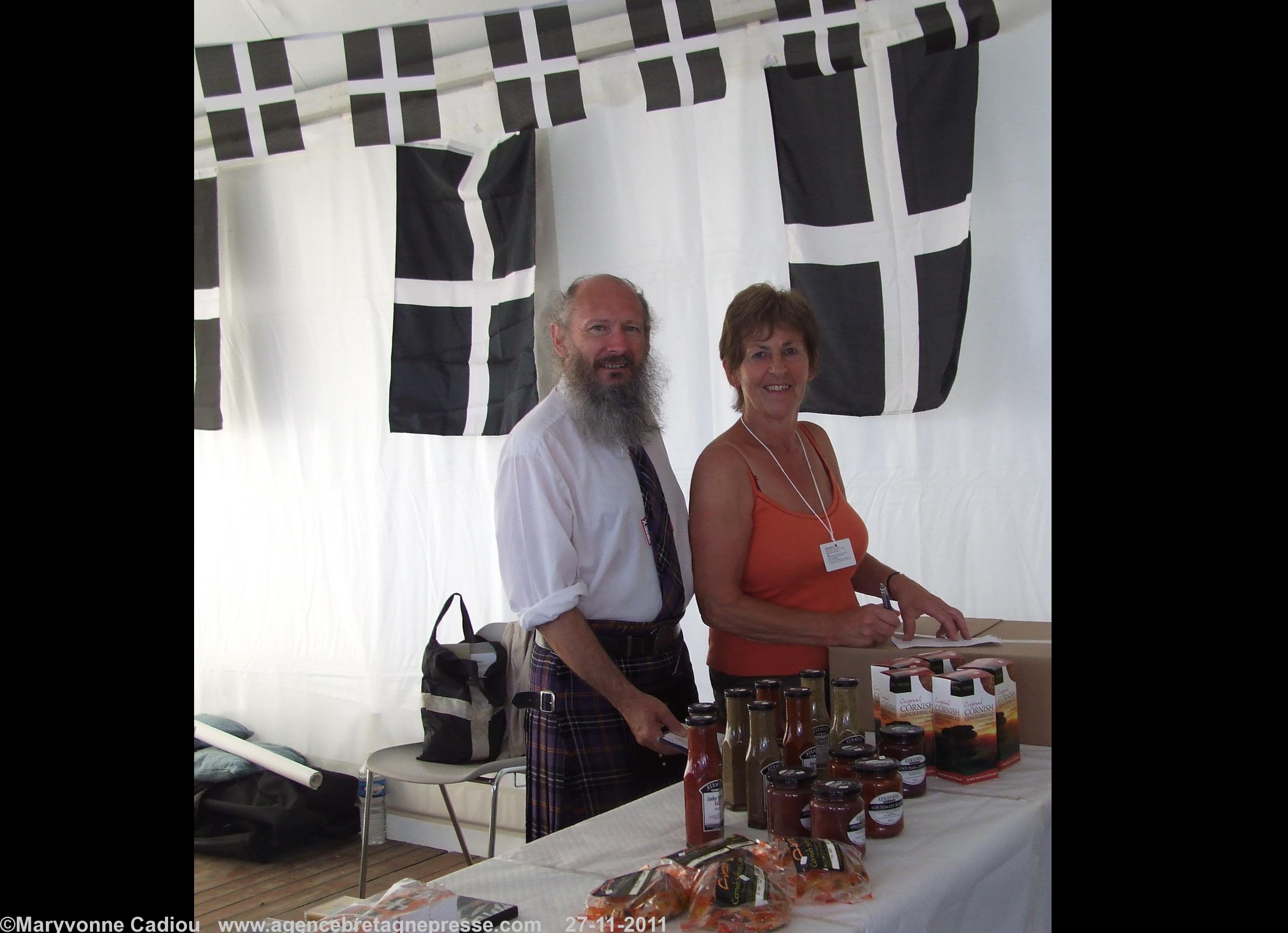 Lorient 2007. Le stand des produits de Cornouailles arbore le drapeau du pays avec la croix de Saint Piran. Elle symboliserait l'étain. Le minerai (noir) et l'étain pur (blanc).