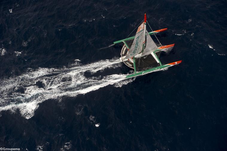 Survol de Groupama 3 par un Falcon de la Marine nationale la veille de l’arrivée du Trophée Jules Verne 2009.