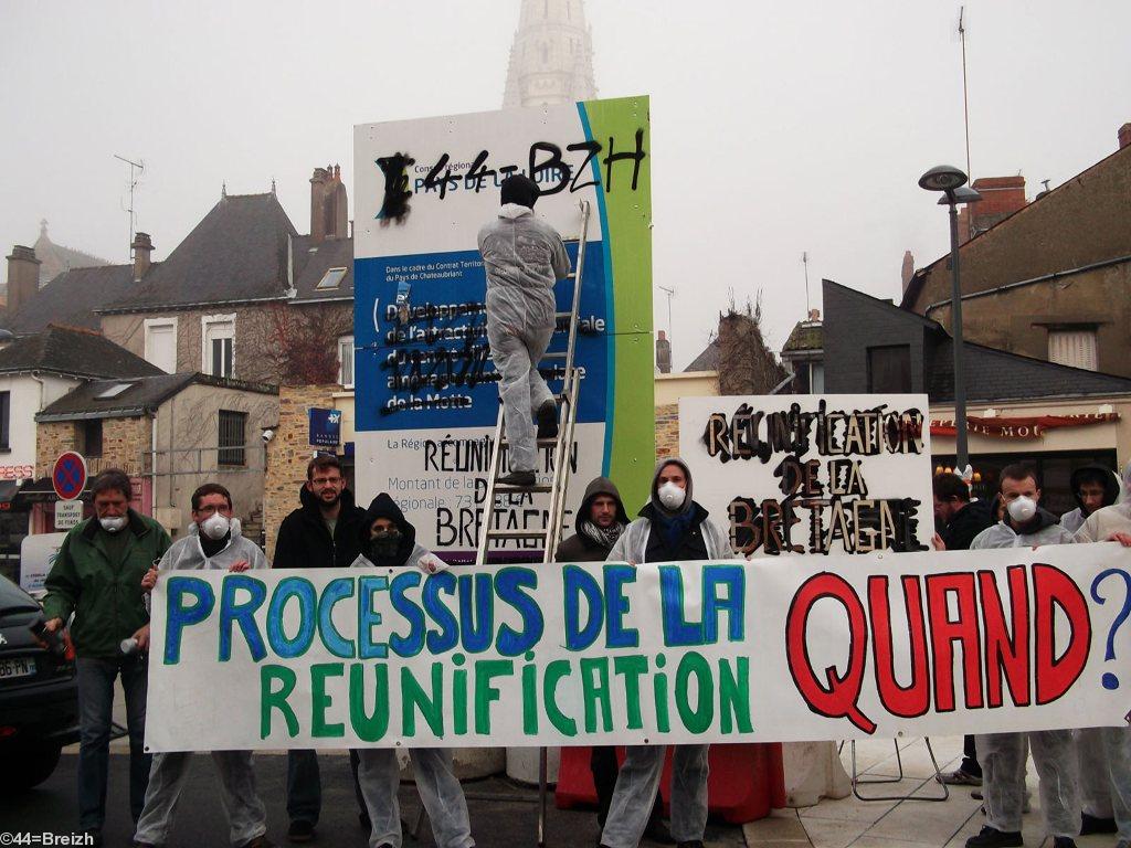 Châteaubriant 26 novembre 2011. Une action de désobéissance civile du Collectif 44=Breizh.