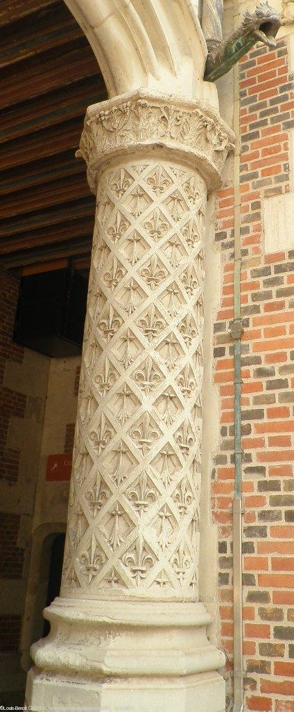 Semis d'hermines et de fleur de lys sur une colonne et bouche de gouttière