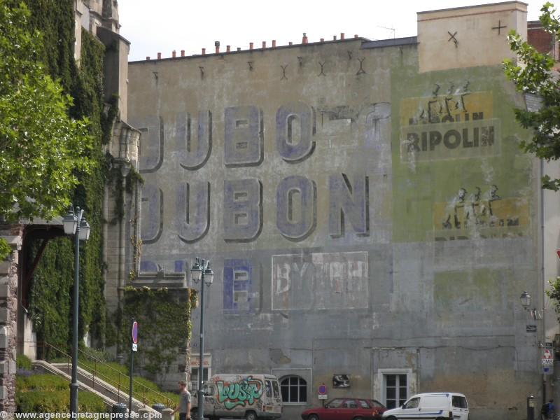 Rennes : la peinture Ripolin  ça tient ! A condition d'y mélanger du vin au quinquina Dubonnet.