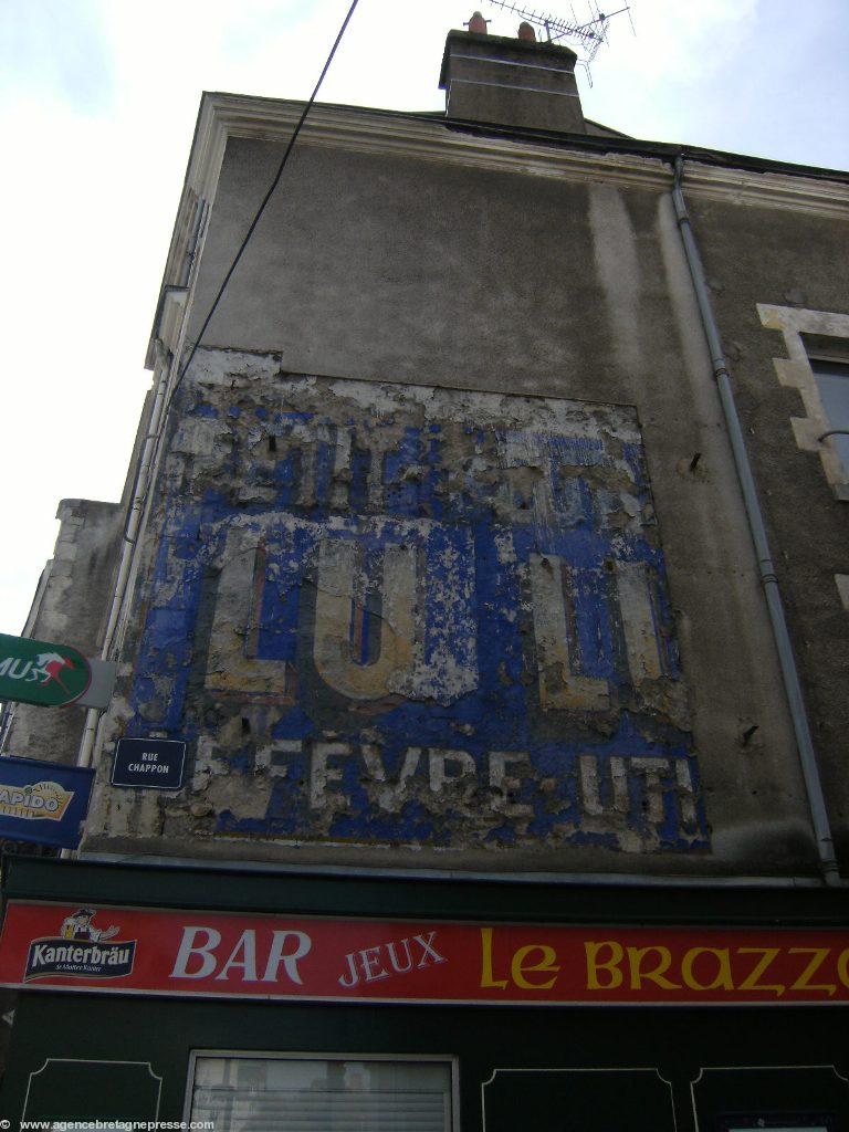 LU le petit beurre à la conquête de la France. A Orléans  depuis la rue Bannier face à une église dont le saint patron est breton (Saint-Paterne). La rue Bannier est l'axe de la RN20 vers Paris.