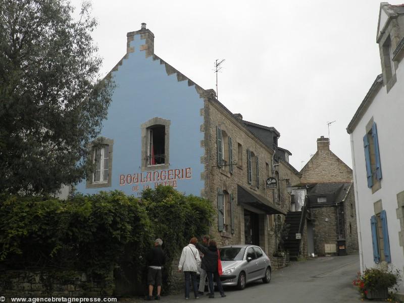 Ancienne enseigne de la boulangerie du bourg de la Trinité-sur-Mer - rafraîchie.