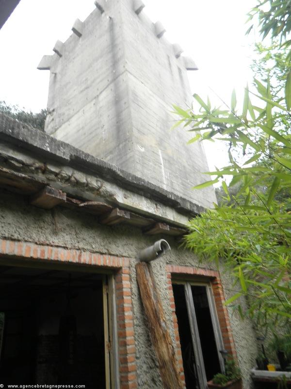 Cette tour crénelée a sauvé ce qui restait de Saint-Nazaire. Grâce à elle  des quartiers pourtant voisins de fortes positions allemandes n'ont pas été réduits en poussière.