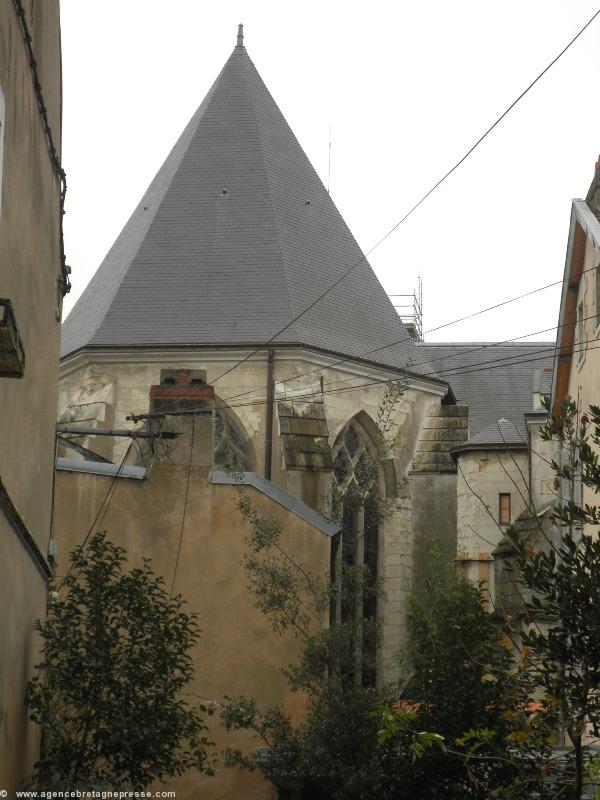 Le chevet à pans de la chapelle est d'origine. On peut le voir depuis une cour qui se mue en jardin au coeur de la ville.