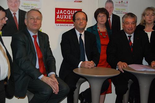 MM. Auxiette et Ayrault encadrant François Hollande lors des dernières élections régionales de 2010.