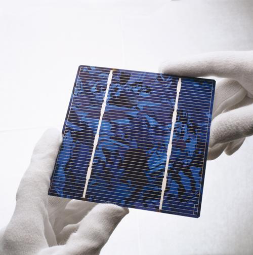 Une cellule solaire  le successeur du panneau solaire. fabriquées essentiellement en Asie  elles sont exportées en vrac et s'assemblent sur un film.