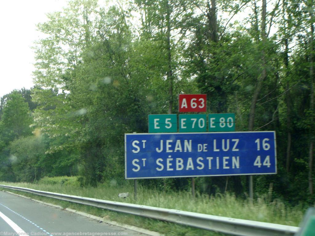 En Pays Basque nord en voiture. Les panneaux nationaux sont en français.