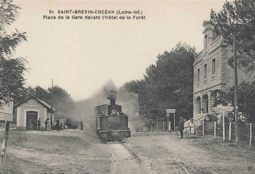 Halte de Saint-Brévin l'Océan face à l'Hôtel de la Forêt - Carte postale ancienne.