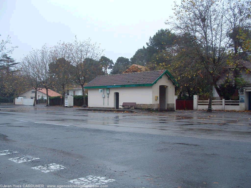 La halte de Saint-Brévin l'Océan aujourd'hui : un Abribus Lila. Photo Jean-Yves CARDUNER.