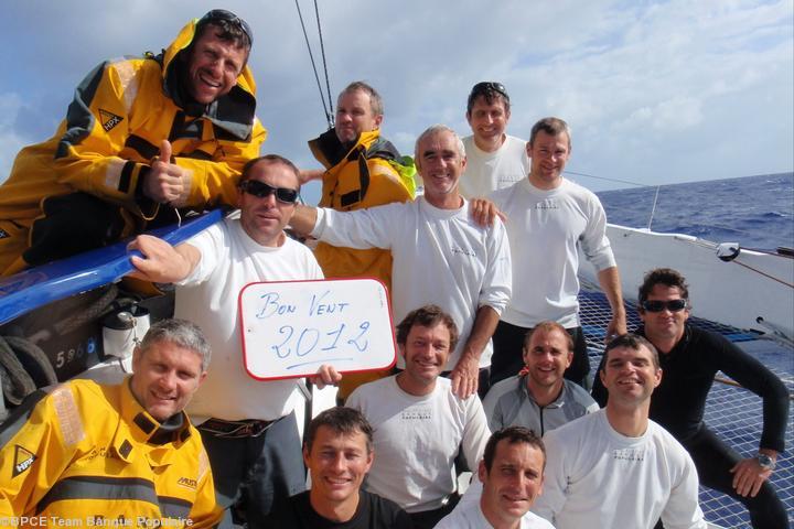 À bord du <i>Maxi Trimaran Banque Populaire V</i> les voeux de Bonne Année 2012 de l'équipage :  Loïck ; Ronan ; Juan ; Kevin ; Yvan ; Fred ; Florent ; Jean-Bapt ; Thierry (les 2) ; Manu ; Pym ; Xavier ; Brian. Photo reçue ce soir à 22 h 38.