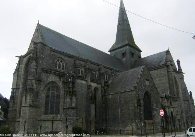 La collégiale de Guérande est surmontée d'un feu à la mi-XVe - photo La France des Clochers,