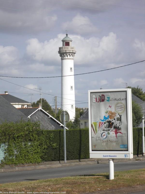 Le phare de Kerlédé à Saint-Nazaire a pris la relève de la Tour du Commerce à laquelle il ressemble comme un frère.