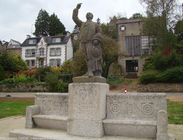 Statue de Théodore Botrel à Pont-Aven dans le square à son nom. Il y créa la fête des Fleurs d'Ajonc en 1905.