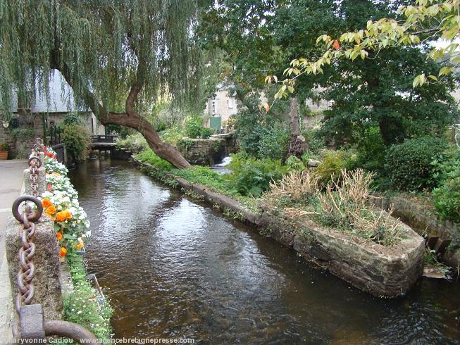 L'Aven et son bief calme dans Pont-Aven.