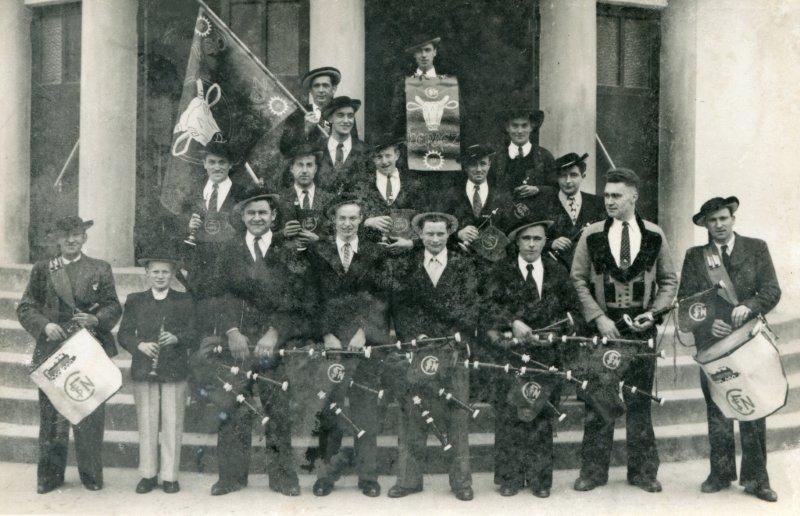 Bagad des Cheminots de Carhaix en 1948. Avec  à partir de la droite  Albert TREVIDIC et Polig MONJARRET