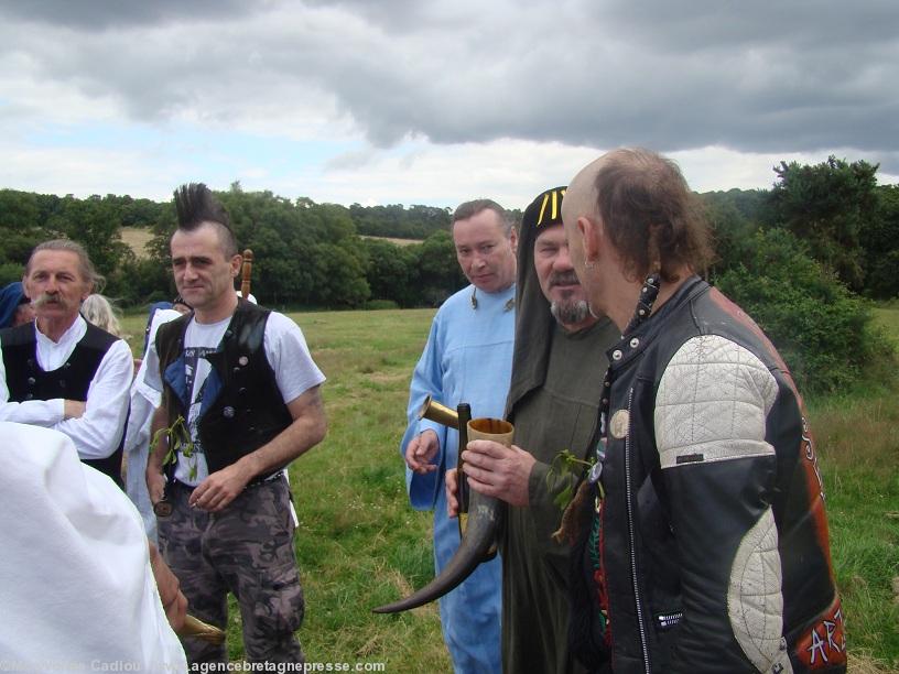 Gorsedd Digor. Arzano le 15 juillet 2012. Deux “Ramoneurs de Menhirs” ont assisté à la cérémonie. Un ovate tient la corne de partage du chouchen qui va circuler.