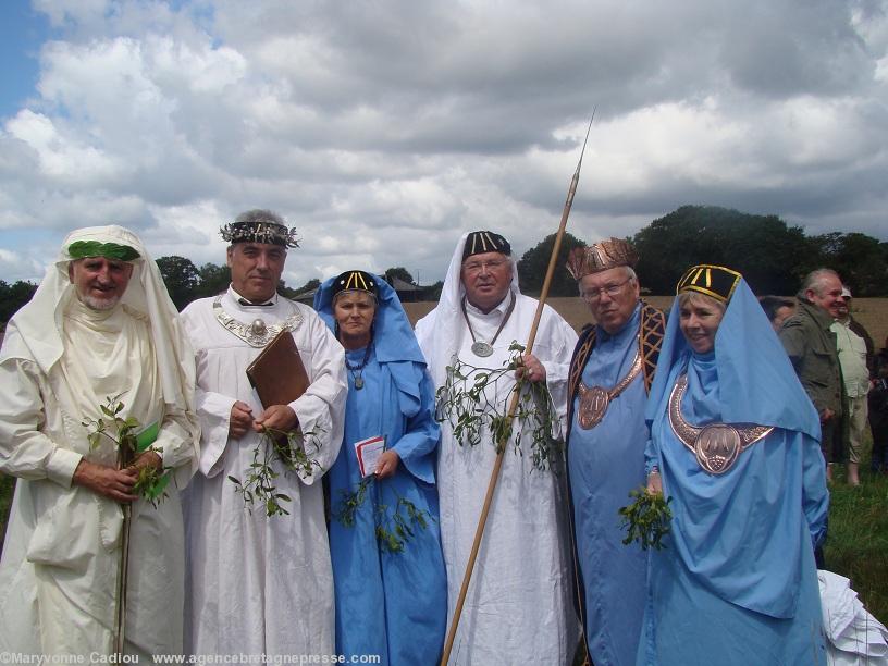 Gorsedd Digor. Arzano le 15 juillet 2012. Après la cérémonie de g. à dr. Penri Roberts ; Per-Vari Kerloc’h ; Mona Cousquer chargée des relations interceltiques ; Bernard Cousquer trésorier de la Gorsedd de Bretagne ; Mick Paynter Grand Barde de Cornouailles et Maureen Fuller la prochaine Grande Barde de Cornouailles.