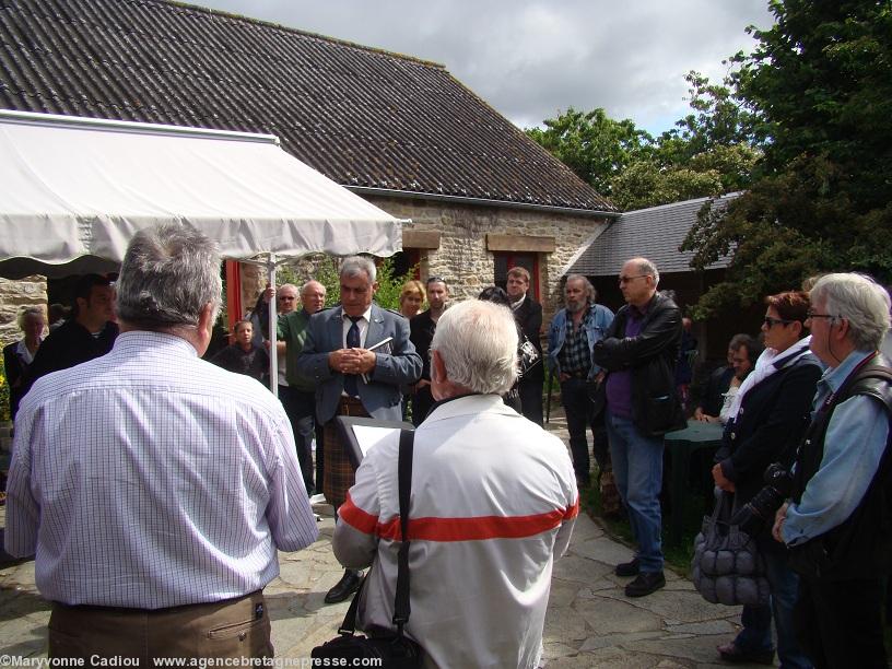 Gorsedd Digor. Arzano le 15 juillet 2012. Avant le départ du cortège le grand druide de Bretagne présente la cérémonie à la presse et au public. Au premier plan les correspondants locaux.