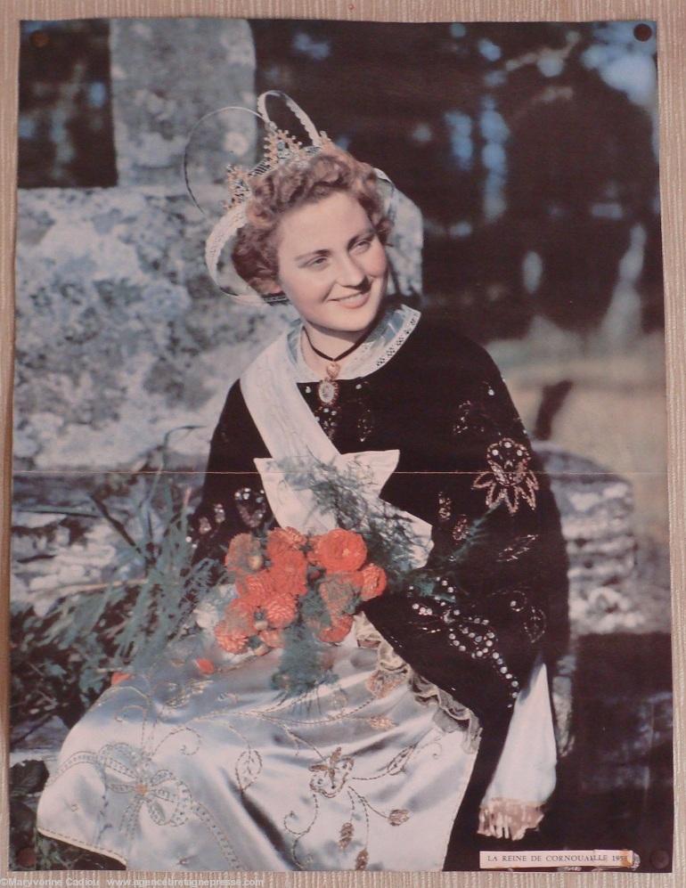 Catherine Etès reine de Cornouaille 1958 soeur de Josiane Irvoas (affiche des Fêtes de Cornouaille 1959 conservée 
dans un appartement parisien).