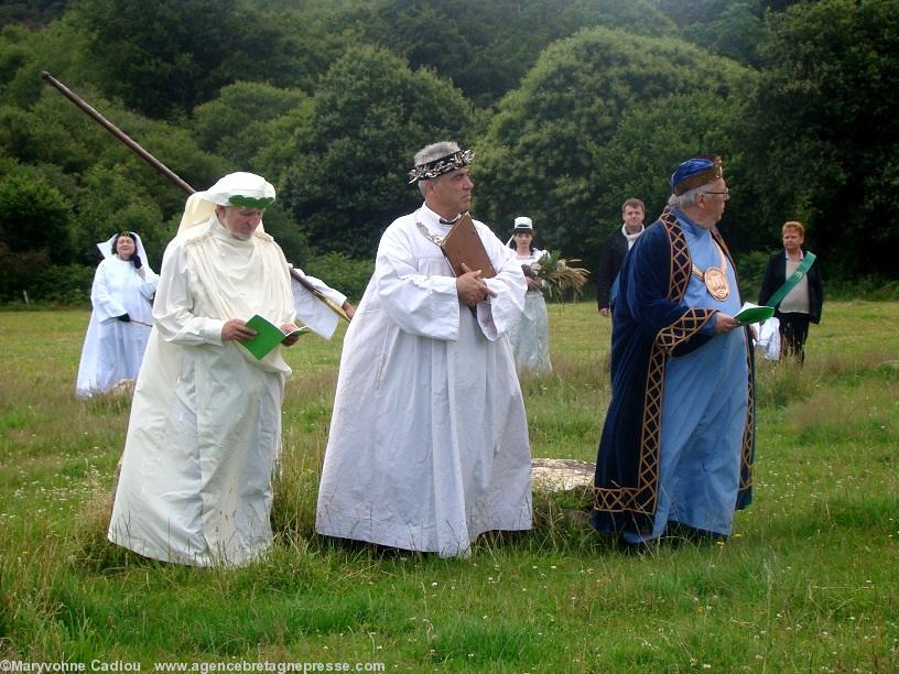 Gorsedd Digor. An Arzhanaou d'ar 15 a viz Gouere 2012. E kreizenn ar Kelc’h mein : Penri Roberts Drouizh eus Bro Gembre ; Per-Vari Kerloc’h Drouiz Meur Breizh ha Mick Paynter Barzh Meur Kerne Veur a zigor al lid - gant avel met hep glav.