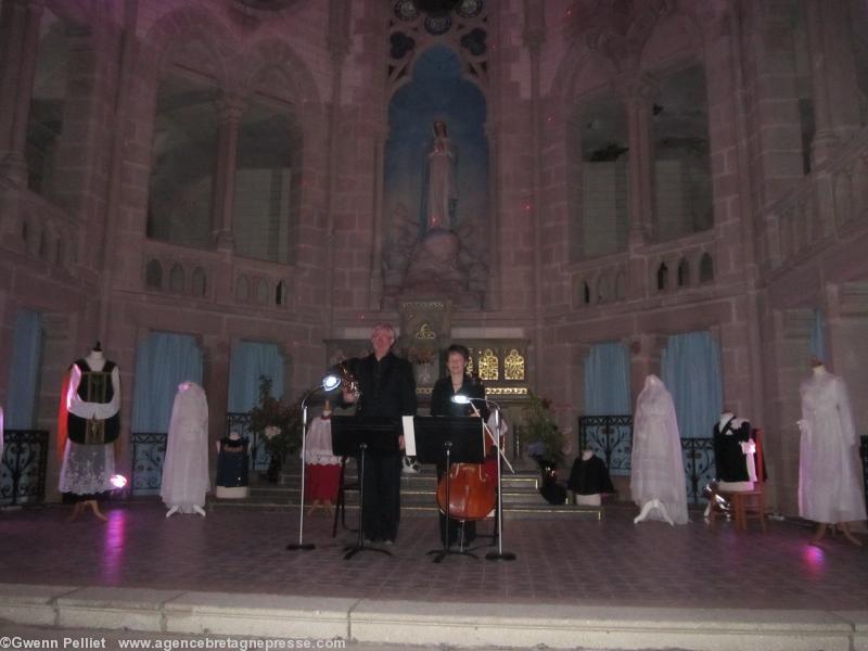 Pierre-Yves Courtis au cor et Sylvie Courtis au violoncelle.