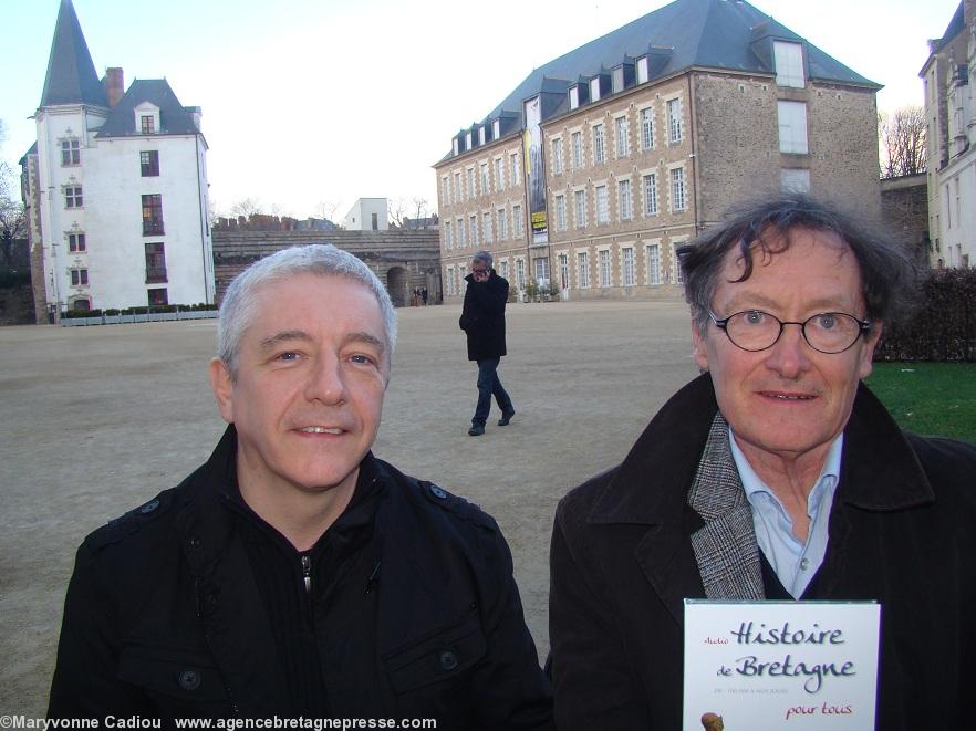 Olivier Caillebot à g. et Jean-Jacques Monnier présentent pour la première fois leur livre audio. À Nantes en mars 2012. Ici dans la cour du château des ducs de Bretagne pour interview video.