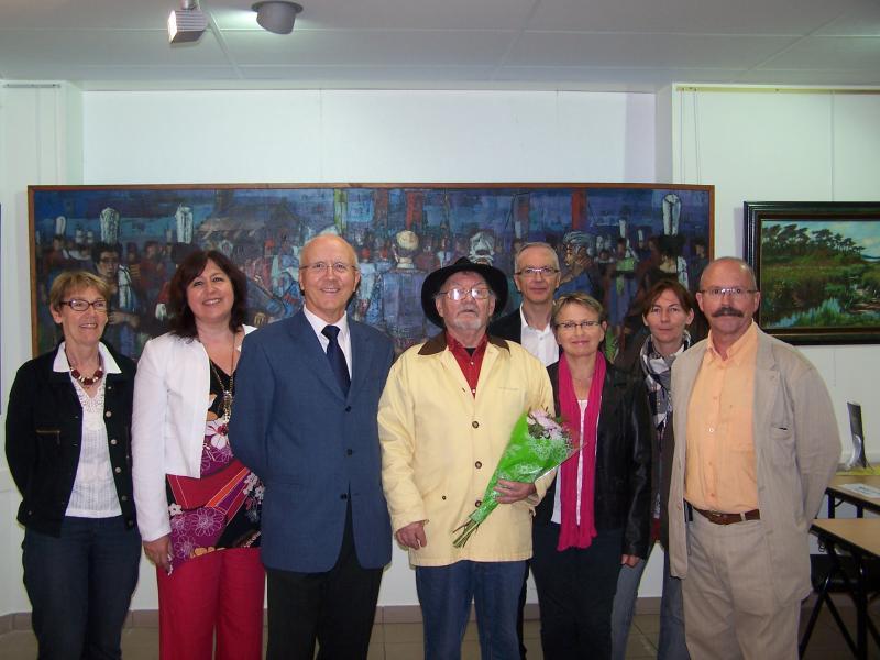 De g. à dr. : Marie-Louise Cormier ; Hélène Le Berre 1ère adjointe ; Bernard Le Floc'h commissaire de l'exposition ; Pierre Diner peintre ; Gilbert Tymen peintre ; Joëlle Tymen conseillère municipale ;  Ouenja artiste, Pierre Gloanec adjoint au maire.