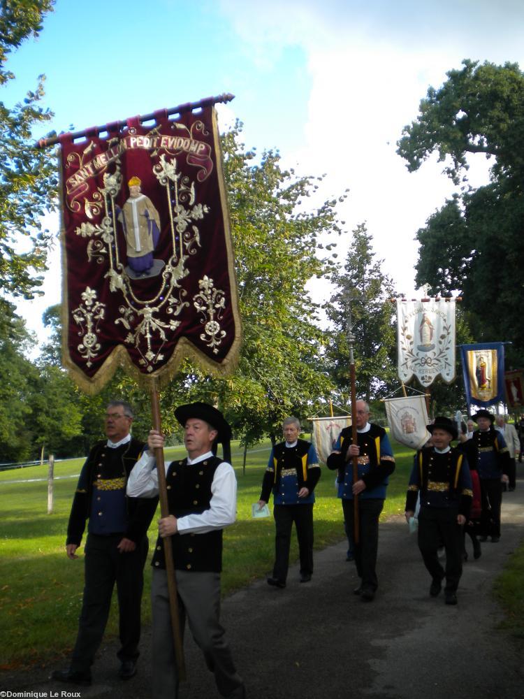 La procession costumes et bannières