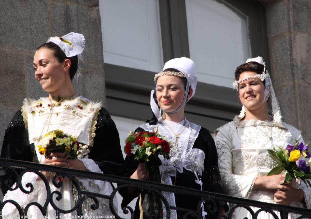 La reine de Cornouaille, Diane  Soubigou, entourée de ses deux demoiselles d'honneur.