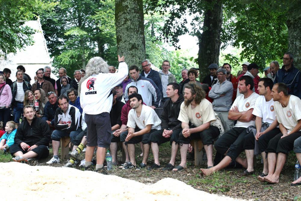 Instructions de l'un des 3 arbitres avant le début des compétitions des lutteurs