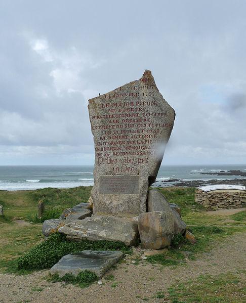 Le Menhir  en hommage au naufrage du 
Vaisseau des Droits de l'Homme  plage de 
Kerrest