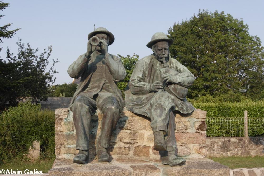 La statue des Sonneurs bigouden Sonerien 
Du sur la place Henri Normant à Plozévet 
réalisée par le sculpteur Quillivic