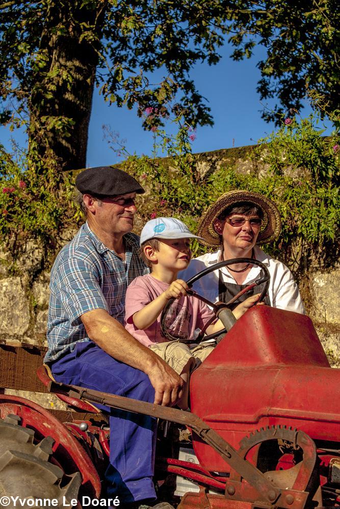 Défilé des vieux tracteurs  en famille