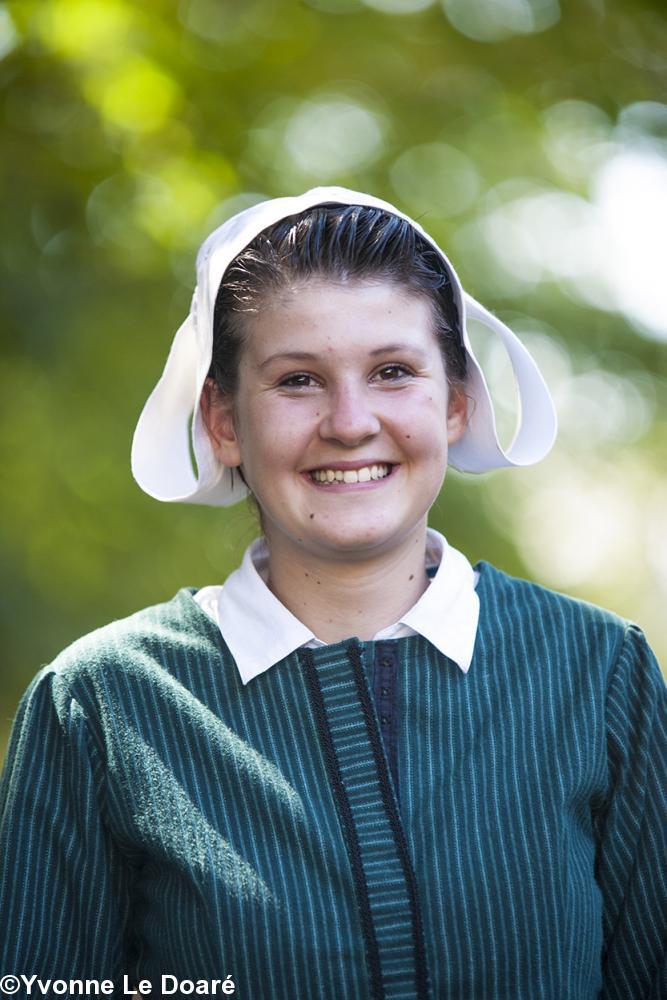 Jeune fille en costume de Pont-Croix