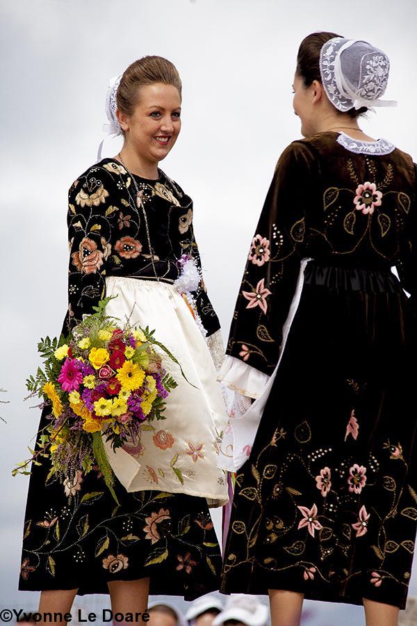 La nouvelle Reine des bruyères et sa demoiselle d'honneur