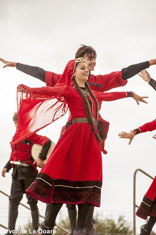 Couple de jeunes danseurs de l'ensemble géorgien Bagrati