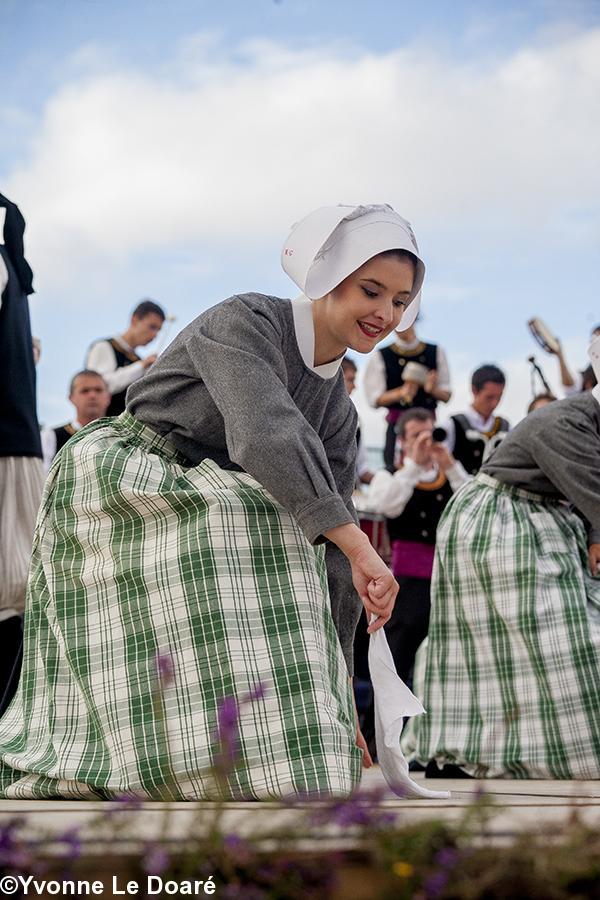 Jeune danseuse du groupe des bruyères pendant leur dernière création; le spectacle 